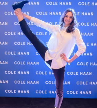 Анна Бессонова занялась гимнастикой прямо на открытии магазина