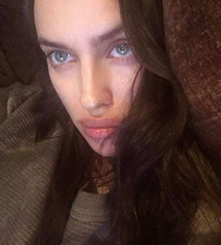 Первые недели после родов: Ирина Шейк отдыхает вместе с мамой