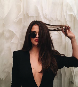 Селена Гомес сделала короткую стрижку и поделилась соблазнительным снимком