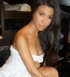 Акцент на ягодицы: Кортни Кардашьян взорвала сеть фото в откровенном бикини