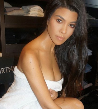 Акцент на ягодицы: Кортни Кардашьян взорвала сеть фото в откровенном бикини