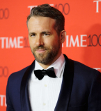 Райан Рейнольдс появился на красной дорожке с матерью и женой Блейк Лайвли