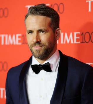 Райан Рейнольдс появился на красной дорожке с матерью и женой Блейк Лайвли