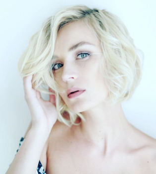 Полина Гагарина показала беременный живот