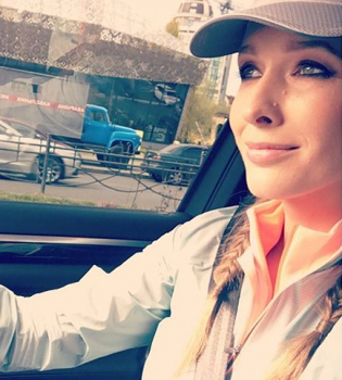 Молодая мама в цветах: Катя Осадчая на прогулке в Ботаническом саду