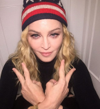 Видео: дочери-близняшки Мадонны учат ее петь