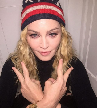 Видео: дочери-близняшки Мадонны учат ее петь