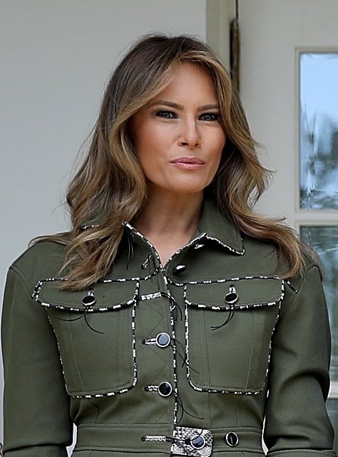 Почти военная форма: Мелания Трамп выбрала для официальной встречи костюм в стиле милитари