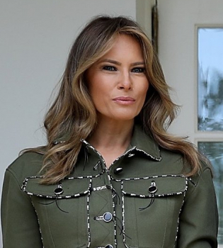 Почти военная форма: Мелания Трамп выбрала для официальной встречи костюм в стиле милитари