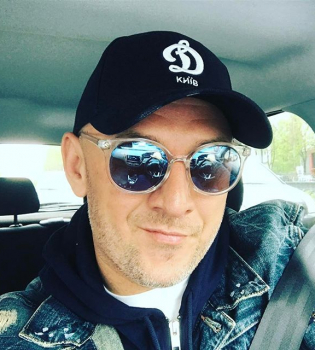 Справжній український хлопець: Потап сделал селфи в вышиванке