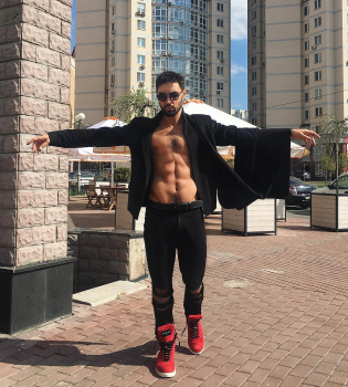 Виталий Козловский убрал елку