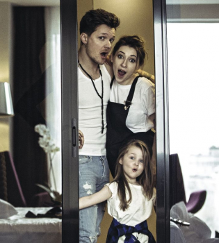 Женя Галич с женой и дочерью