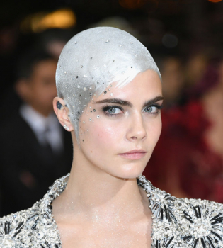 Образ лысой Кары Делевинь стал самым обсуждаемым на Met Gala-2017