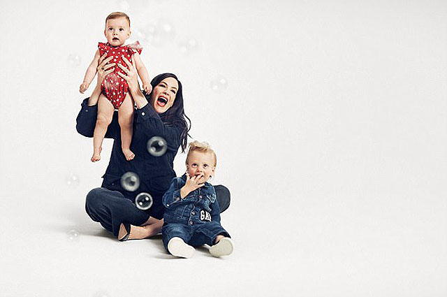 Звездные мамочки Лив Тайлер, Кэндис Свейнпол и Коко Роша снялись в потрясающей рекламе со своими детьми