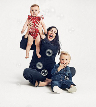 Звездные мамочки Лив Тайлер, Кэндис Свейнпол и Коко Роша снялись в потрясающей рекламе со своими детьми