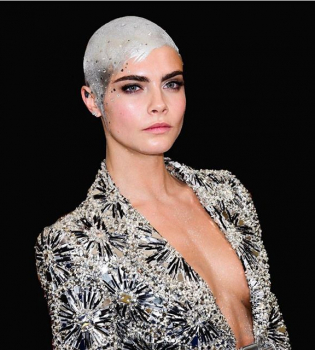 Кара Делевинь резко ответила на критику своей &quot;лысой&quot; прически