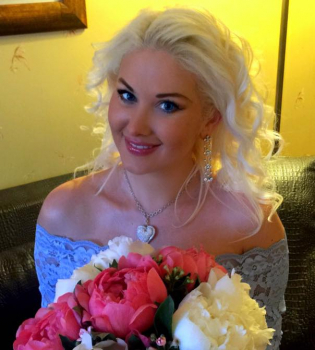 Фото двойни Екатерины Бужинской в вышивках взорвало сеть