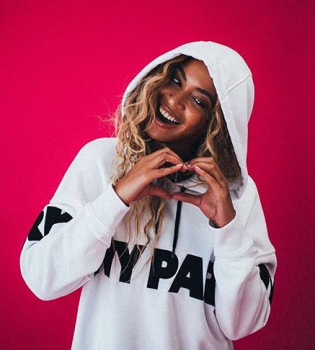 Джинсолук: беременная Бейонсе продмонстрировала новый образ