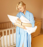 Полина Гагарина с новорожденной дочерью