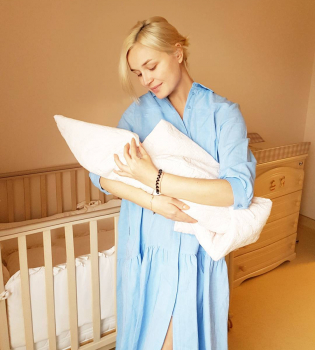 Полина Гагарина с новорожденной дочерью