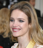 Наталья Водянова вышла в свет в платье с нереально высоким разрезом