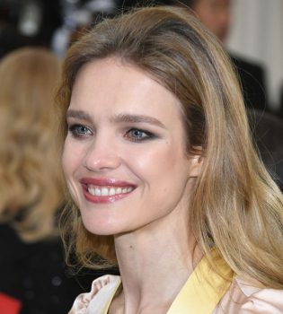 Наталья Водянова вышла в свет в платье с нереально высоким разрезом