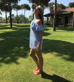 Время для релакса: Катя Осадчая радует поклонников яркими фото с отпуска