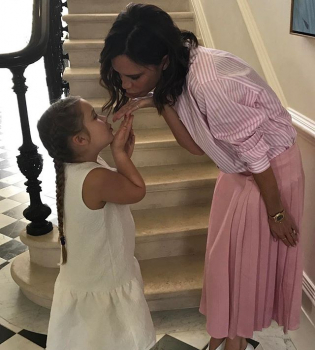 Вся в маму: Виктория Бекхэм опубликовала умилительное фото с дочерью Харпер