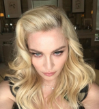 Загораем голышом: 58-летняя Мадонна поделилась сверхоткровенным фото