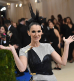 Оригинально: Селин Дион в вечернем платье Versace кушает хот-доги на улице Нью-Йорка