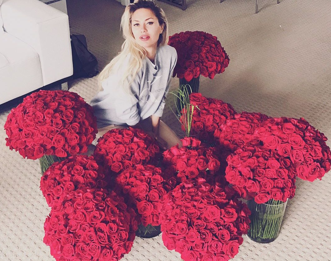 Виктория Боня с розами