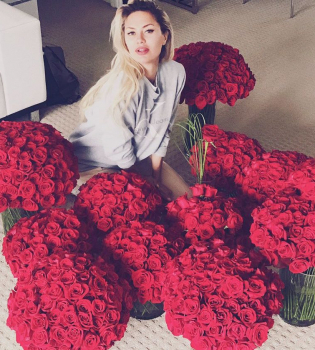 Виктория Боня с розами