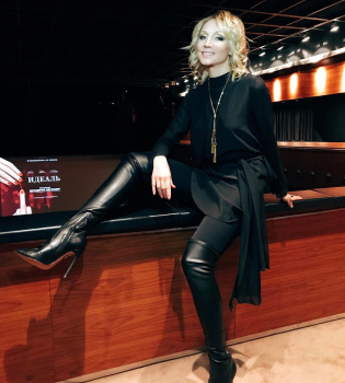 Стройная Кристина Орбакайте восхищает гибкостью