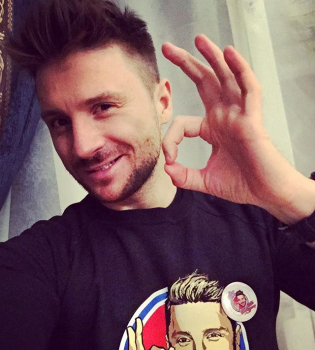 Фотофакт: Сергей Лазарев отдыхает с сыном в теплых краях