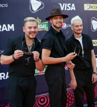 Мужчины на красной дорожке