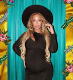 На каблуках и в шляпе: новый беременный лук от модницы Бейонсе