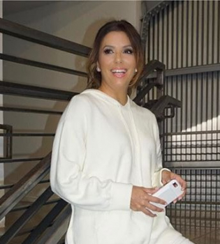 В отличной форме: Ева Лонгория демонстрирует свои достижения в йоге