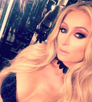 В сети обсуждают попарившуюся фигуру Пэрис Хилтон