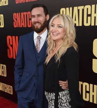 Встречаем новую пару: Кейт Хадсон впервые вышла в свет с новым бойфрендом