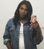 Беременная Серена Уильямс позирует в облегающем мини-платье