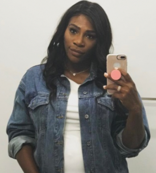 Беременная Серена Уильямс позирует в облегающем мини-платье