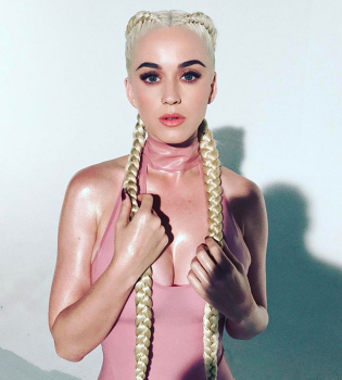 Время бикини: Кэти Перри поделилась яркими фото с пляжа