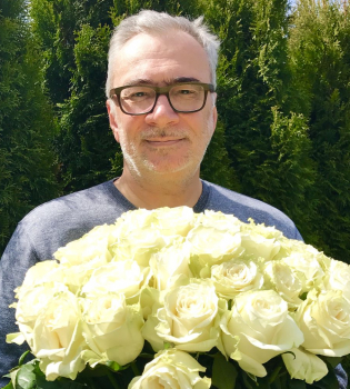 Константин Меладзе с цветами