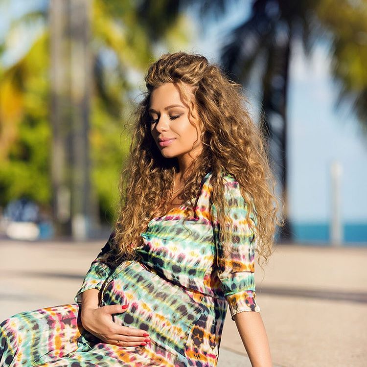 Яна Соломко показала фото на восьмом месяце беременности