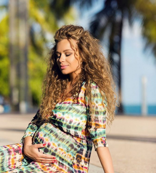 Яна Соломко показала фото на восьмом месяце беременности