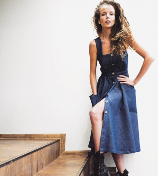 Молодая мама Инна Цимбалюк восхищает стройной фигурой на пляже