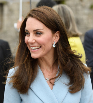 Наряд на миллион: Кейт Миддлтон посетила Люксембург в платье небесно-голубого цвета