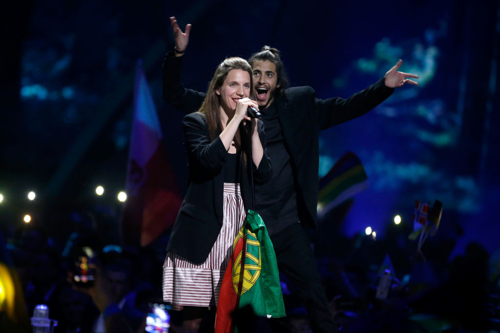 Исполняя песню победителя &quot;Евровидения&quot; Сальвадор Собрал вызвал на сцену свою сестру и вместе спел с ней