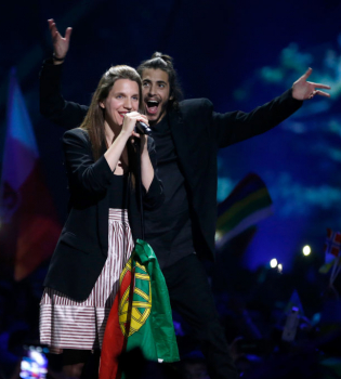 Исполняя песню победителя &quot;Евровидения&quot; Сальвадор Собрал вызвал на сцену свою сестру и вместе спел с ней