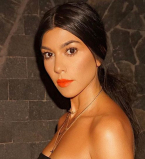 Ближе к природе: Кортни Кардашьян полностью голая позирует в зелени